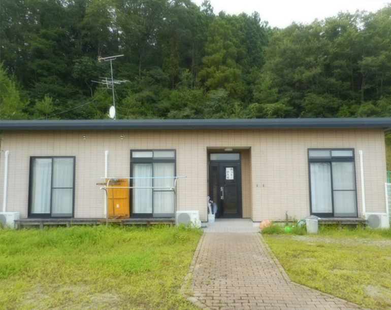 千代福祉会グループ-あっぷる保育園玄関前